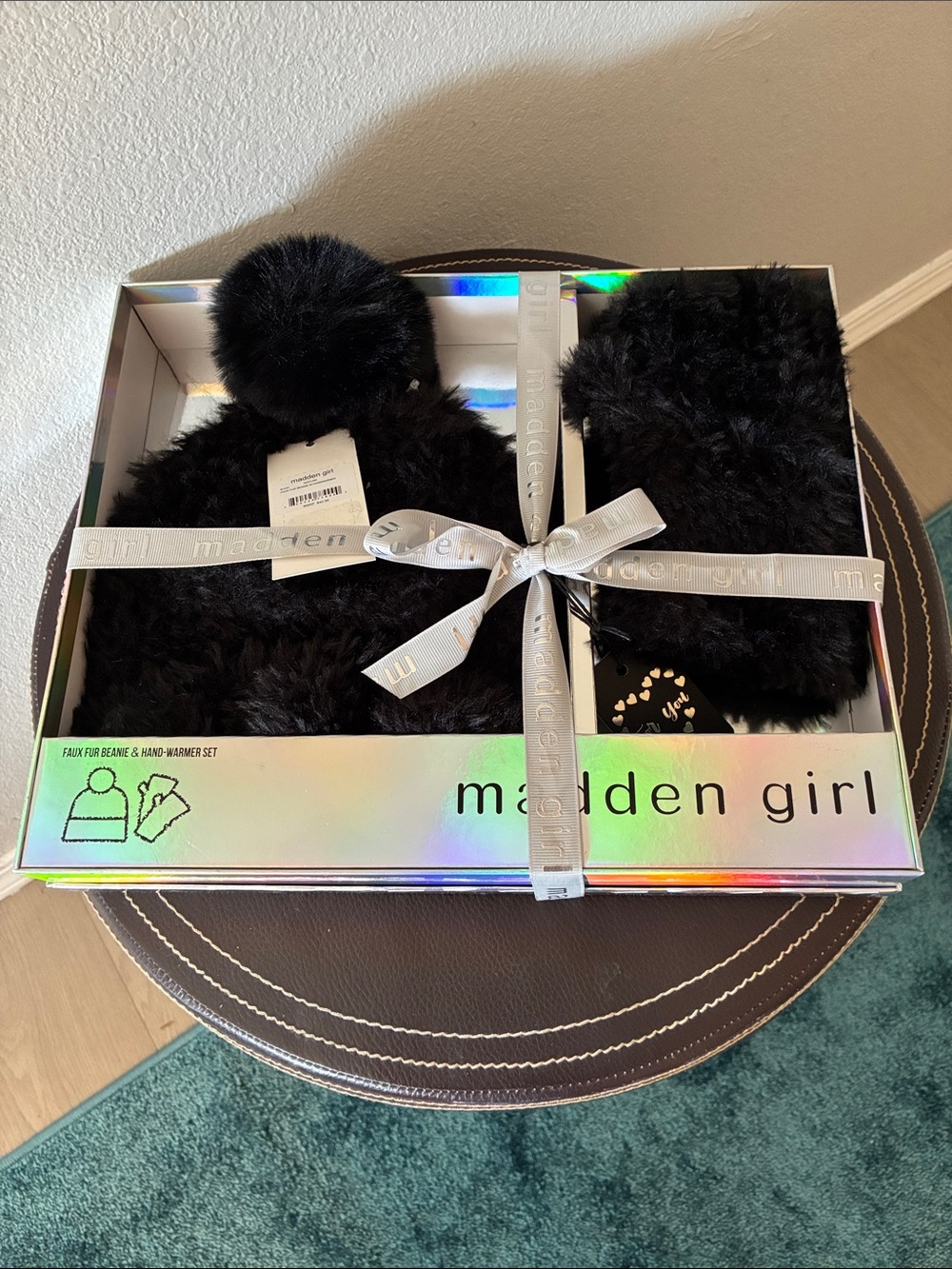Madden Girl Beanie & Hand Warmer Set NWT Black. One Size